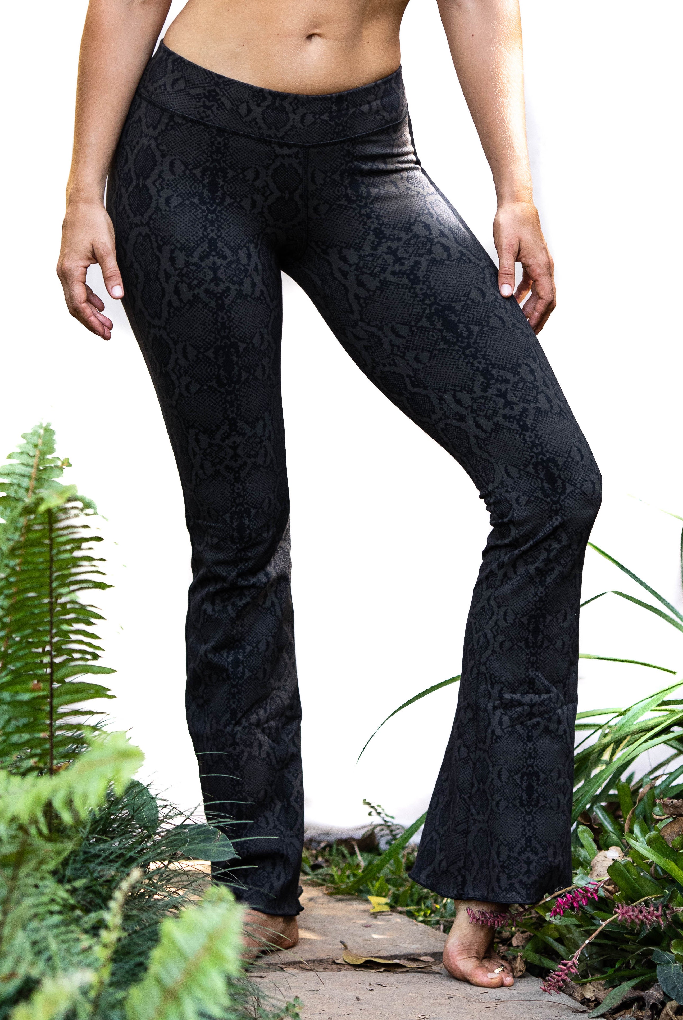 Flared leggings - Snake Black - FUNKY SIMPLICITY