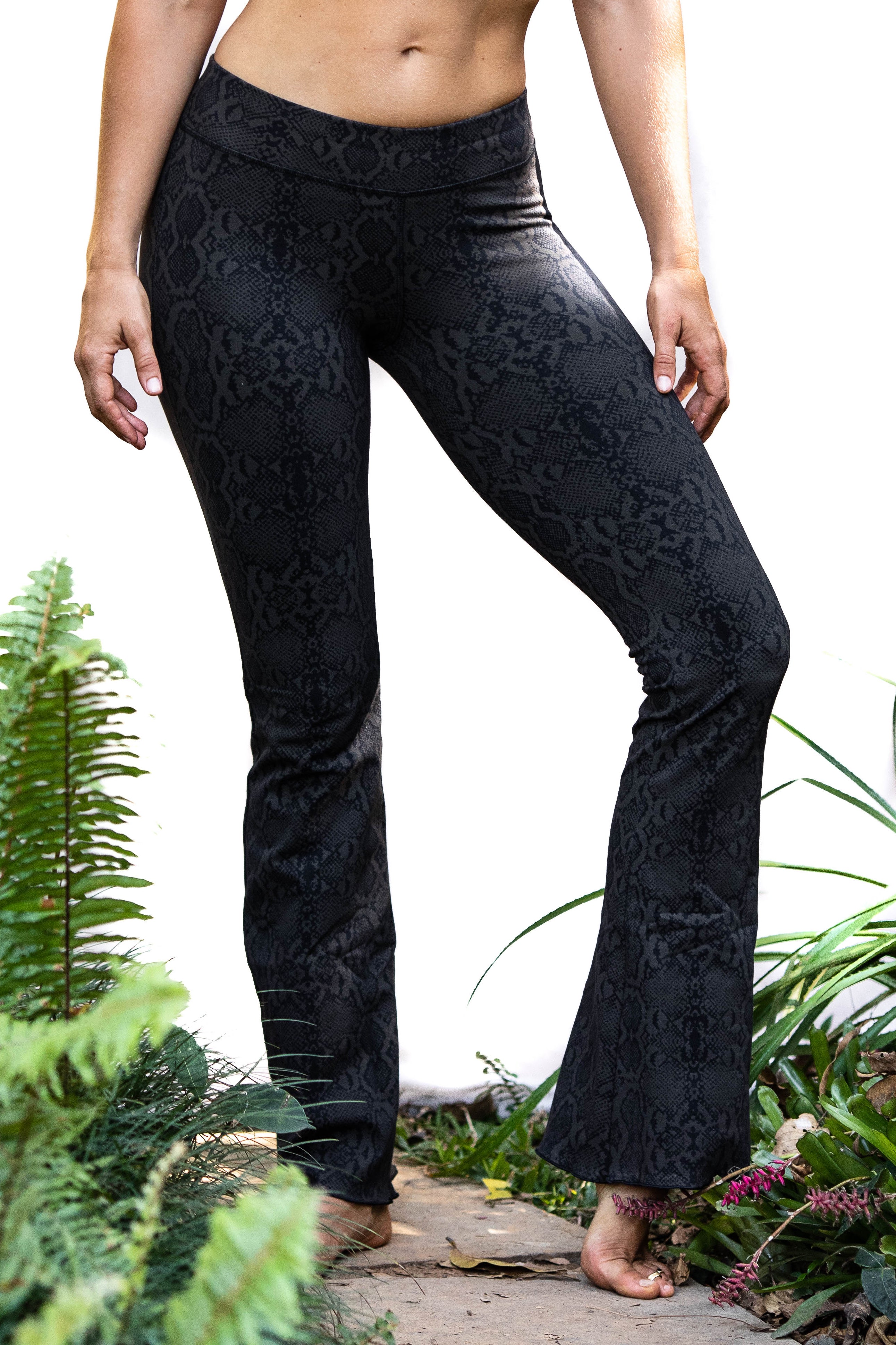 Flared leggings - Snake Black - FUNKY SIMPLICITY