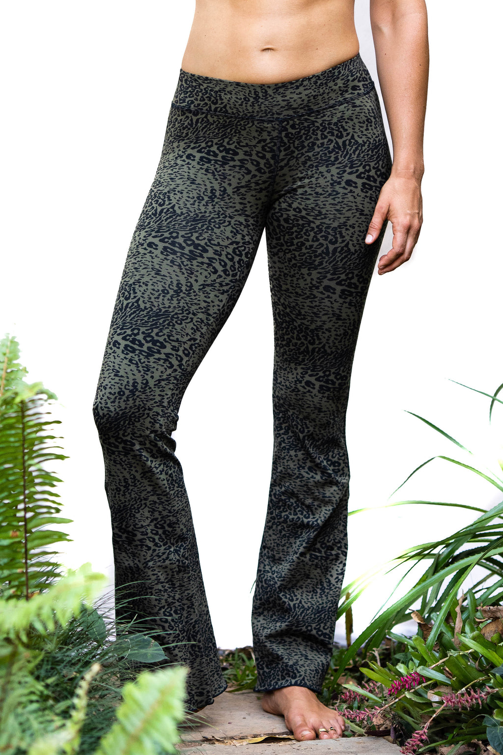 Fashnice Ladies Plus Size Leggings Leopard Print Long Pants Flared Leg  Jeggings Tight Summer Bottoms Green 6XL 